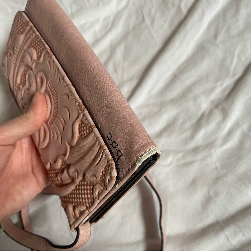 B.o.c. Pastel Pink Tooled Leather Crossbody Wallet Snap - Picture 8 of 9